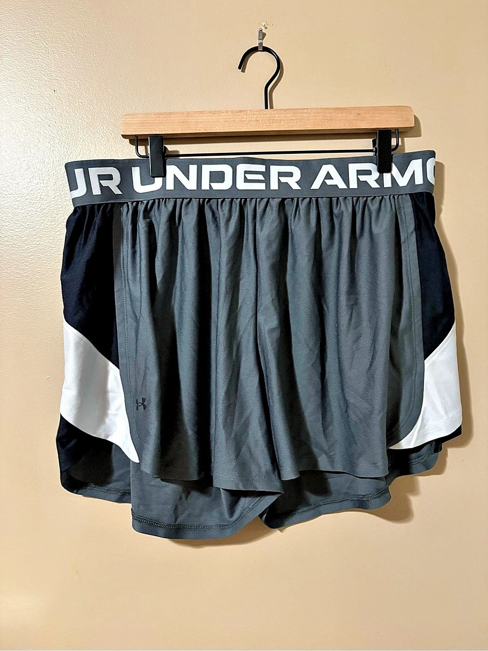 Under Armour Athletic Shorts Gray & Black Medium New with Tags
